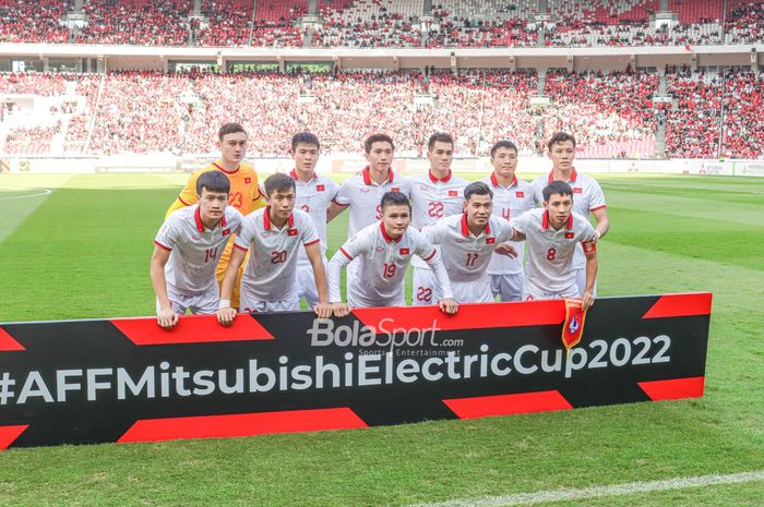 Skuat timnas Vietnam (skuad timnas Vietnam)  sedang berfoto bersama jelang berlaga pada leg pertama semifinal Piala AFF 2022 di Stadion Gelora Bung Karno, Senayan, Jakarta, 6 Desember 2023.