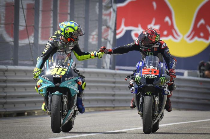 Valentino Rossi berjabat tangan dengan Fabio Quartararo setelah balapan MotoGP Americas di Sirkuit Americas, Austin, Amerika Serikat, 3 Oktober 2021.