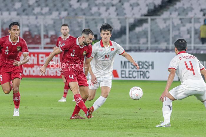 Bek naturalisasi timnas Indonesia, Jordi Amat (kiri), sedang mengoper bola dan dibayangi pemain timnas Vietnam bernama Nguyen Hoang Duc (kanan) dalam laga leg pertama semifinal Piala AFF 2022 di Stadion Gelora Bung Karno, Senayan, Jakarta, 6 Januari 2023.