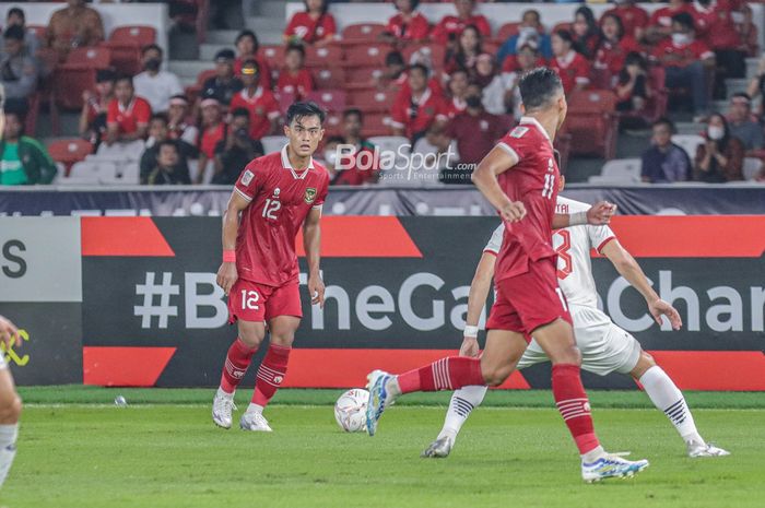 Bek sayap kiri timnas Indonesia, Pratama Arhan (kiri), sedang menguasai bola dalam laga leg pertama semifinal Piala AFF 2022 di Stadion Gelora Bung Karno, Senayan, Jakarta, 6 Januari 2023.