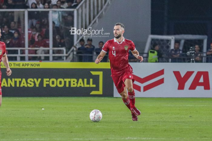 Bek naturalisasi timnas Indonesia, Jordi Amat, sedang menguasai bola dalam laga leg pertama semifinal Piala AFF 2022 di Stadion Gelora Bung Karno, Senayan, Jakarta, 6 Januari 2023.