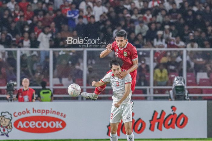 Bek timnas Indonesia, Rizky Ridho (belakang), sedang berduel udara menyundul bola dengan pemain timnas Vietnam bernama Nguyen Van Toan (depan) dalam laga leg pertama semifinal Piala AFF 2022 di Stadion Gelora Bung Karno, Senayan, Jakarta, 6 Januari 2023.