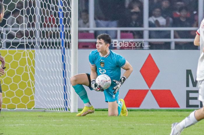 Kiper timnas Indonesia, Nadeo Argawinata, sedang menangkap bola dalam laga leg pertama semifinal Piala AFF 2022 di Stadion Gelora Bung Karno, Senayan, Jakarta, 6 Januari 2023.