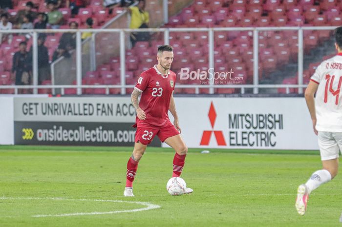 Gelandang naturalisasi timnas Indonesia, Marc Klok, sedang menguasai bola dalam laga leg pertama semifinal Piala AFF 2022 di Stadion Gelora Bung Karno, Senayan, Jakarta, 6 Januari 2023.