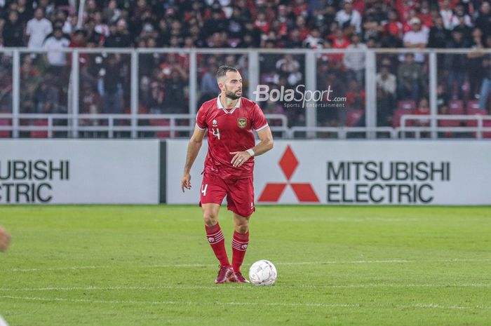 Bek naturalisasi timnas Indonesia, Jordi Amat, sedang menguasai bola dalam laga leg pertama semifinal Piala AFF 2022 di Stadion Gelora Bung Karno, Senayan, Jakarta, 6 Januari 2023.