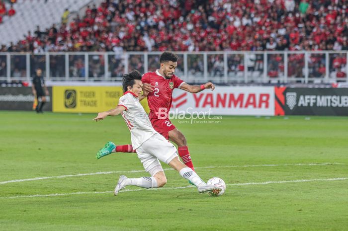 Pemain timnas Indonesia, Yakob Sayuri (kanan), sedanf menguasai bola dan berusaha ditekel pilar timnas Vietnam bernama Nguyen Tuan Anh (kiri) dalam laga leg pertama semifinal Piala AFF 2022 di Stadion Gelora Bung Karno, Senayan, Jakarta, 6 Januari 2023.