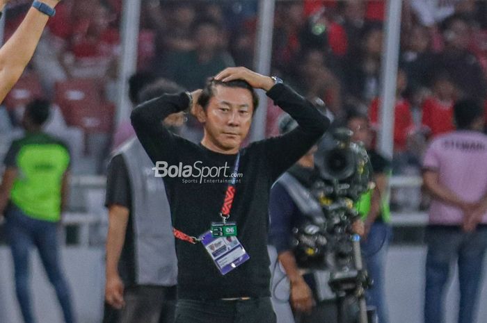 Pelatih timnas Indonesia,  Shin Tae-yong, tampak memegangi kepalanya sebagai tanda kekecewaannya saat melihat para pemainnya gagal memaksimalkan peluang dalam laga leg pertama semifinal Piala AFF 2022 di Stadion Gelora Bung Karno, Senayan, Jakarta, 6 Januari 2023.