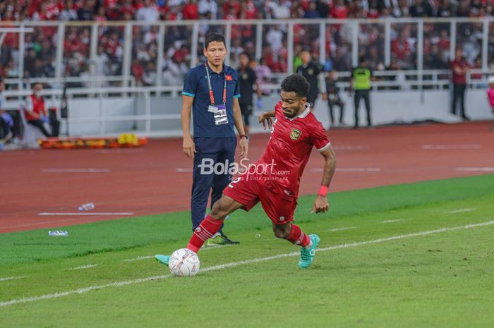 Pemain timnas Indonesia, Yakob Sayuri (kanan), sedang menguasai bola dalam laga leg pertama semifinal Piala AFF 2022 di Stadion Gelora Bung Karno, Senayan, Jakarta, 6 Januari 2023.