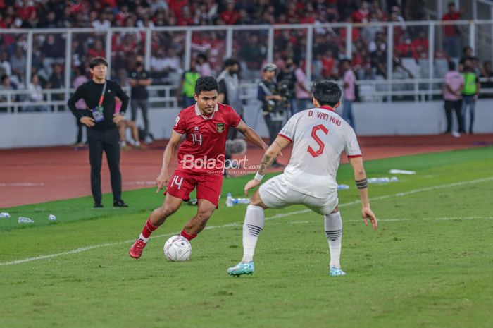 Bek Timnas Indonesia Asnawi Mangkualam (kiri) berusaha melewati pemain Vietnam dalam semifinal leg pertama Piala AFF 2022 di Stadion Gelora Bung Karno, Jakarta, 6 Januari 2023.