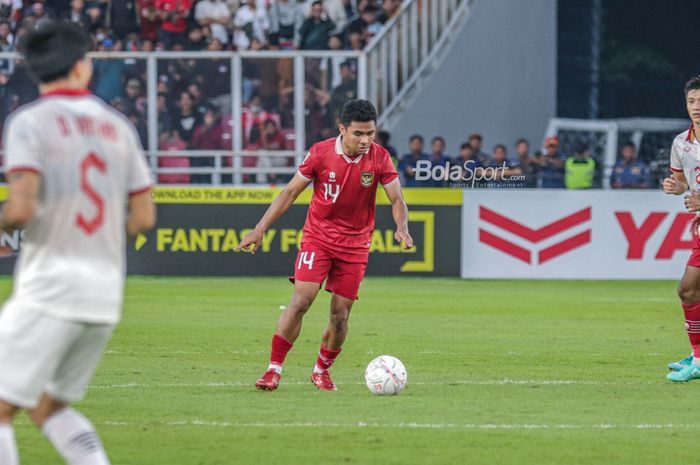 Bek sayap kanan timnas Indonesia, Asnawi Mangkualam Bahar, sedang menguasai bola dalam laga leg pertama semifinal Piala AFF 2022 di Stadion Gelora Bung Karno, Senayan, Jakarta, 6 Januari 2023.