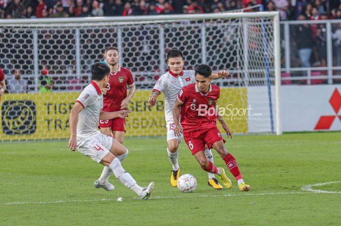 Geladang timnas Indonesia, Marselino Ferdinan (kanan), sedang menguasai bola dan dibayangi pemain timnas Vietnam bernama Nguyen Quang Hai (kiri) dalam laga leg pertama semifinal Piala AFF 2022 di Stadion Gelora Bung Karno, Senayan, Jakarta, 6 Januari 2023.