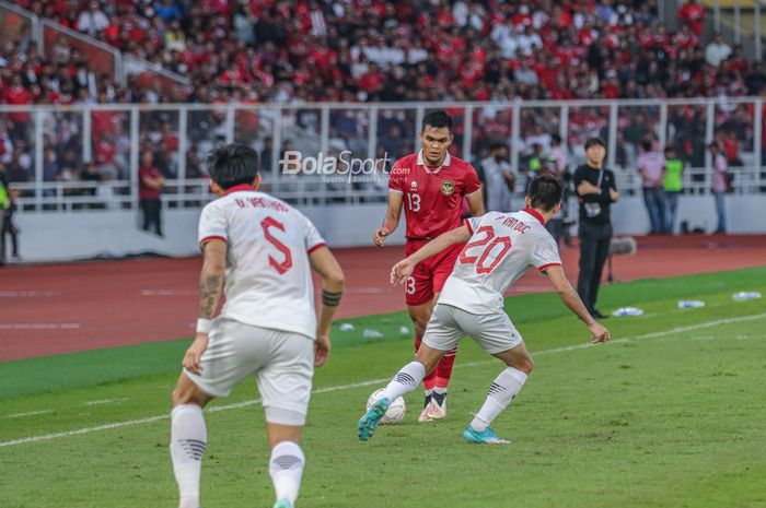 Pemain timnas Indonesia, Rachmat Irianto (tengah), dipastikan dicoret dari daftar TC pemain yang diboyong ke Turki.