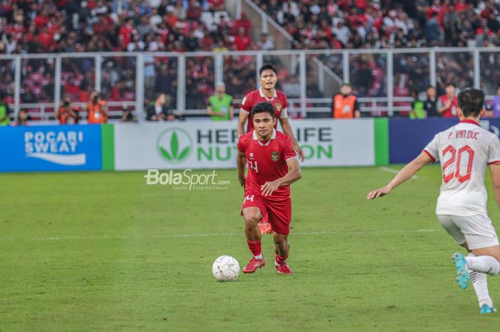 Bek sayap kanan timnas Indonesia, Asnawi Mangkualam Bahar (depan), sedang mengusai bola dalam laga leg pertama semifinal Piala AFF 2022 di Stadion Gelora Bung Karno, Senayan, Jakarta, 6 Januari 2023.