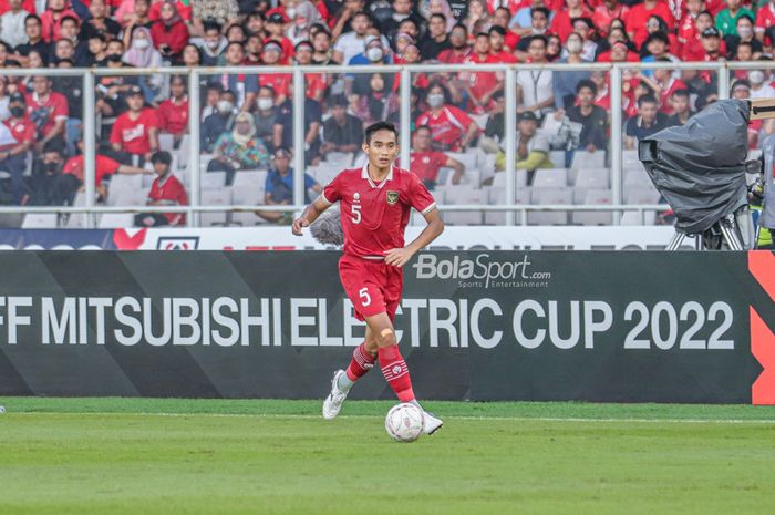 Bek timnas Indonesia, Rizky Ridho, sedang menggiring bola dalam laga leg pertama semifinal Piala AFF 2022 di Stadion Gelora Bung Karno, Senayan, Jakarta, 6 Januari 2023.