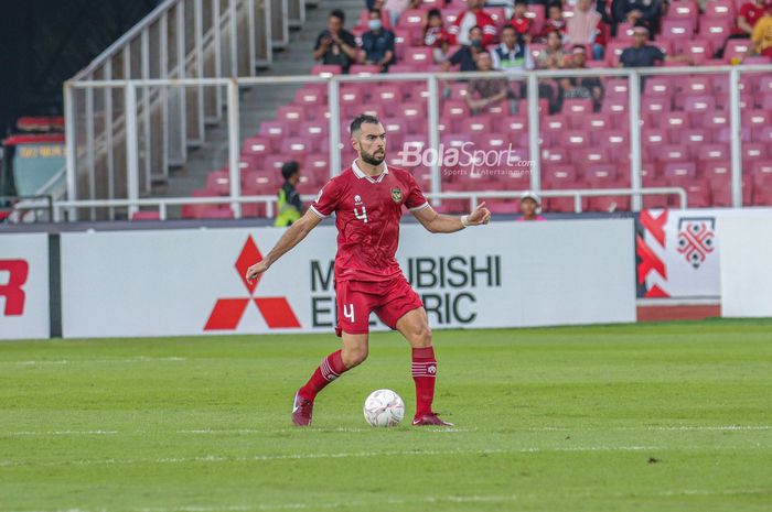 Bek naturalisasi timnas Indonesia, Jordi Amat, sedang menguasai bola dalam laga leg pertama semifinal Piala AFF 2022 di Stadion Gelora Bung Karno, Senayan, Jakarta, 6 Januari 2023.