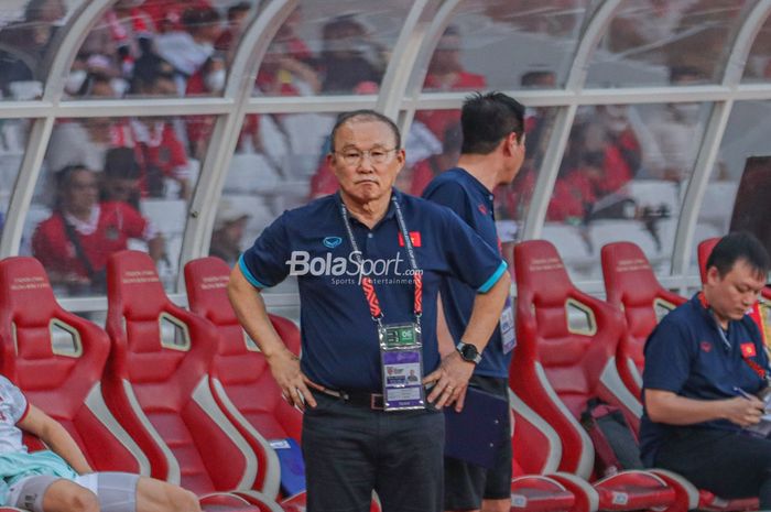 Pelatih timnas Vietnam, Park Hang-seo, sedang memantau para pemainnya bertanding dalam laga leg pertama semifinal Piala AFF 2022 di Stadion Gelora Bung Karno, Senayan, Jakarta, 6 Januari 2023.