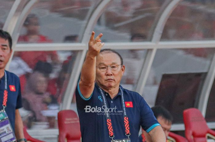 Pelatih timnas Vietnam, Park Hang-seo, sedang memberikan intruksi kepada para pemainnya dalam laga leg pertama semifinal Piala AFF 2022 di Stadion Gelora Bung Karno, Senayan, Jakarta, 6 Januari 2023.