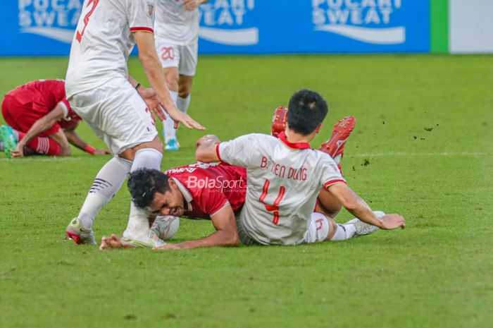 Bek sayap kanan timnas Indonesia, Asnawi Mangkualam, (tengah), tampak tersungkur dihadang lawannya dalam laga leg pertama semifinal Piala AFF 2022 di Stadion Gelora Bung Karno, Senayan, Jakarta, 6 Januari 2023.