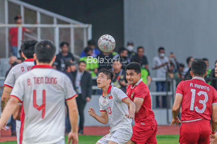 Bek sayap kanan timnas Indonesia, Asnawi Mangkualam Bahar (kanan), sedang berebut bola dengan pemain timnas Vietnam bernama Phan Van Duc (kiri) dalam laga leg pertama semifinal Piala AFF 2022 di Stadion Gelora Bung Karno, Senayan, Jakarta, 6 Januari 2023.