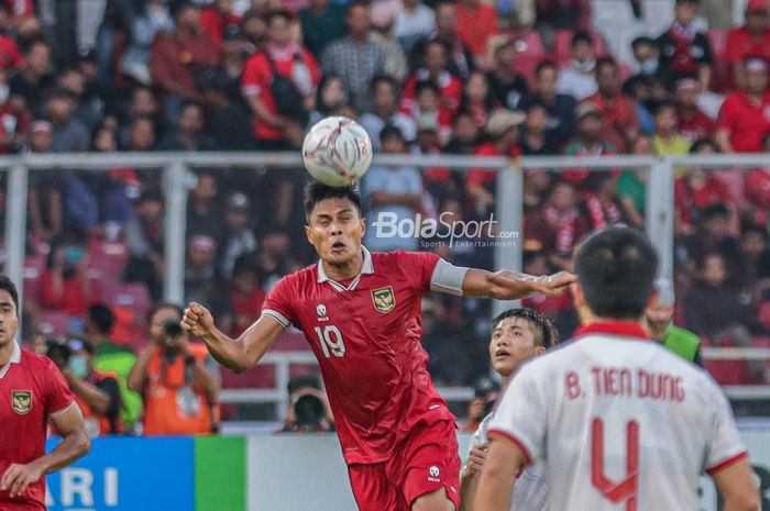 Bek timnas Indonesia, Fachruddin Aryanto, tampak sedang menyundul bola dalam laga leg pertama semifinal Piala AFF 2022 di Stadion Gelora Bung Karno, Senayan, Jakarta, 6 Januari 2023.