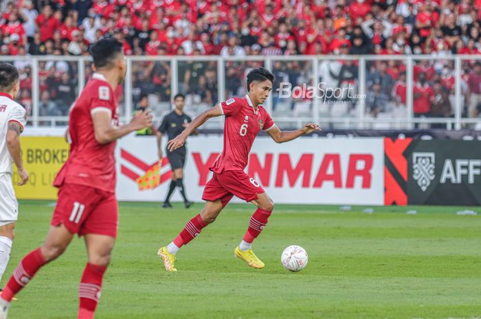 Gelandang timnas Indonesia, Marselino Ferdinan  , sedang menguasai bola dalam laga leg pertama semifinal Piala AFF 2022 di Stadion Gelora Bung Karno, Senayan, Jakarta, 6 Januari 2023.