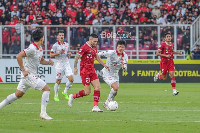 Gelandang naturalisasi timnas Indonesia, Marc Klok (kiri), sedang menguasai bola dan dibayangi pemain timnas Vietnam bernama Do Duy Manh (kanan) dalam laga leg pertama semifinal Piala AFF 2022 di Stadion Gelora Bung Karno, Senayan, Jakarta, 6 Januari 2023.