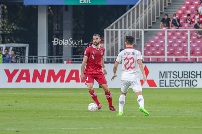 Bek naturalisasi timnas Indonesia, Jordi Amat (kiri), sedang menguasai bola dalam laga leg pertama semifinal Piala AFF 2022 di Stadion Gelora Bung Karno, Senayan, Jakarta, 6 Januari 2023.