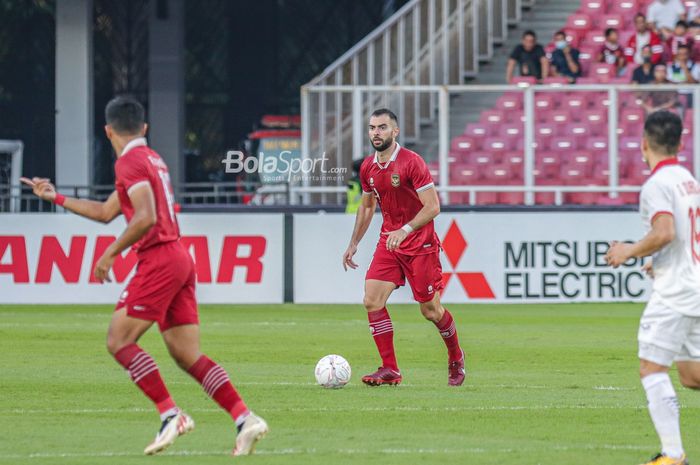 Bek naturalisasi timnas Indonesia, Jordi Amat (tengah), sedang menguasai bola dalam laga leg pertama semifinal Piala AFF 2022 di Stadion Gelora Bung Karno, Senayan, Jakarta, 6 Januari 2023.