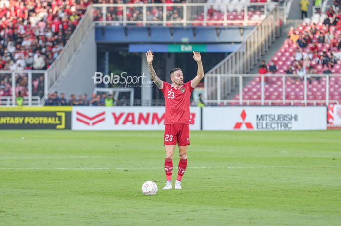 Gelandang naturalisasi timnas Indonesia, Marc Klok, tampak sedang memberikan intruksi ke rekan-rekannya dalam laga leg pertama semifinal Piala AFF 2022 di Stadion Gelora Bung Karno, Senayan, Jakarta, 6 Januari 2023.