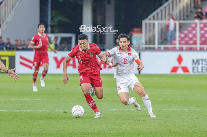 Striker timnas Indonesia, Dendy Sulistyawan (kiri), sedang menguasai bola dan dibayangi pemain timnas Vietnam bernama Do Hung Dung (kanan) dalam laga leg pertama semifinal Piala AFF 2022 di Stadion Gelora Bung Karno, Senayan, Jakarta, 6 Januari 2023.