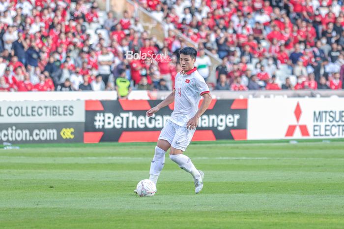 Bek timnas Vietnam, Bui Tien Dung, sedang menguasai bola dalam pertandingan leg pertama semifinal Piala AFF 2022 di Stadion Gelora Bung Karno, Senayan, Jakarta, 6 Januari 2023.