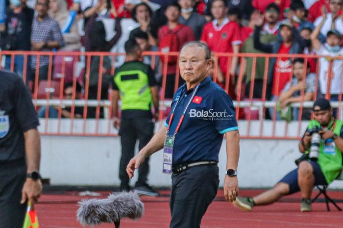 Pelatih timnas Vietnam, Park Hang-seo, sedang memantau para pemainnya bertanding dalam laga leg pertama semifinal Piala AFF 2022 di Stadion Gelora Bung Karno, Senayan, Jakarta, 6 Januari 2023.