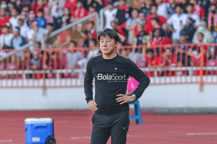 Pelatih timnas Indonesia, Shin Tae-yong, sedang memantau para pemainnya bertanding dalam laga leg pertama semifinal Piala AFF 2022 di Stadion Gelora Bung Karno, Senayan, Jakarta, 6 Januari 2023.