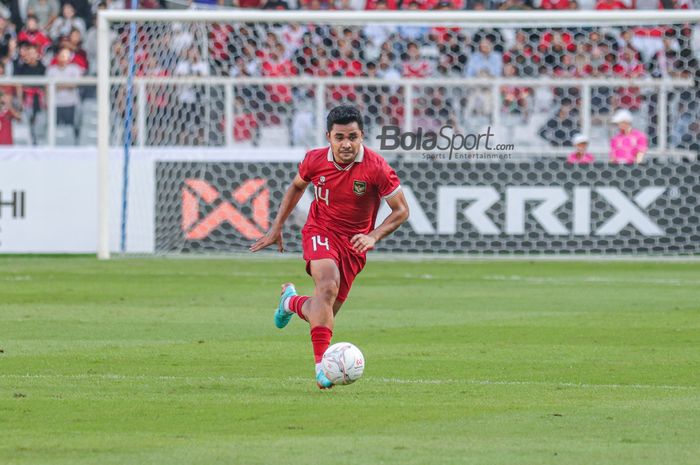 Bek sayap kanan timnas Indonesia, Asnawi Mangkualam Bahar, sedang menguasai bola dalam laga leg pertama semifinal Piala AFF 2022 di Stadion Gelora Bung Karno, Senayan, Jakarta, 6 Januari 2023.