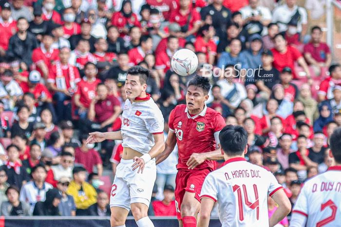 Bek timnas Indonesia, Fachruddin Aryanto (kanan), sedang berduel udara berebut bola dengan pemain timnas Vietnam bernama Nguyen Tien Linh (kiri) dalam laga leg pertama semifinal Piala AFF 2022 di Stadion Gelora Bung Karno, Senayan, Jakarta, 6 Januari 2023.