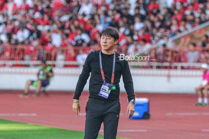 Pelatih timnas Indonesia, Shin Tae-yong, sedang memantau para pemainnya bertanding dalam laga leg pertama semifinal Piala AFF 2022 di Stadion Gelora Bung Karno, Senayan, Jakarta, 6 Januari 2023.