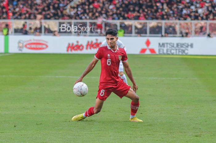 Gelandang timnas Indonesia, Marselino Ferdinan, sedang menguasai bola saat bertanding dalam laga leg pertama semifinal Piala AFF 2022 di Stadion Gelora Bung Karno, Senayan, Jakarta, 6 Januari 2023.