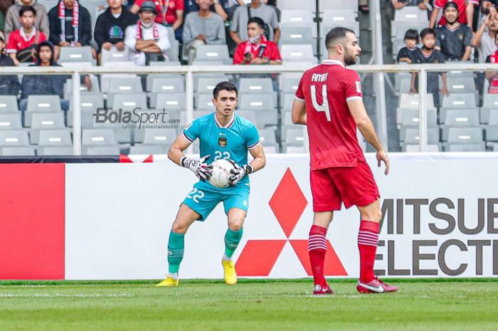 Kiper timnas Indonesia, Nadeo Argawinata (kiri), sedang menguasai bola saat bertanding dalam laga leg pertama semifinal Piala AFF 2022 di Stadion Gelora Bung Karno, Senayan, Jakarta, 6 Januari 2023.