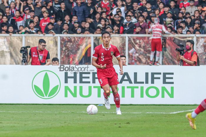 Bek timnas Indonesia, Rizky Ridho, sedang menguasai bola saat bertanding dalam laga leg pertama semifinal Piala AFF 2022 di Stadion Gelora Bung Karno, Senayan, Jakarta, 6 Januari 2023.