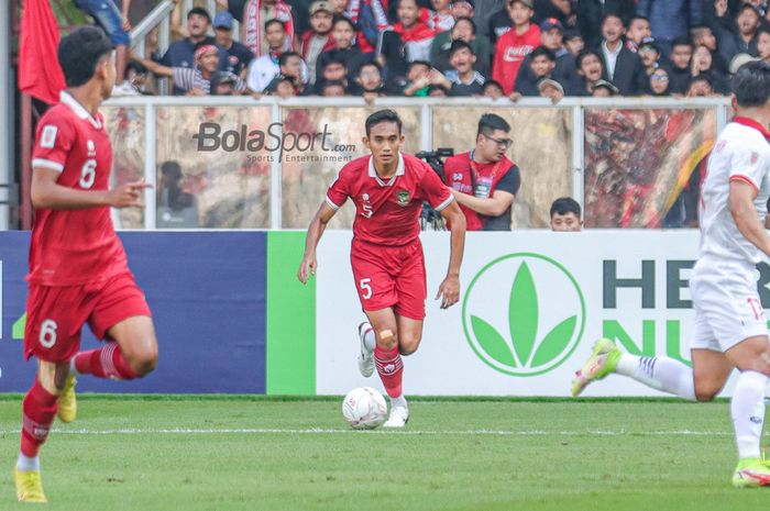 Marselino Ferdinan (kiri) dan Rizky Ridho saat bertanding dalam laga leg pertama semifinal Piala AFF 2022 di Stadion Gelora Bung Karno, Senayan, Jakarta, 6 Januari 2023.