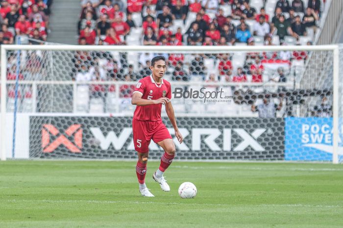 Bek timnas Indonesia, Rizky Ridho, sedang menguasai bola saat bertanding dalam laga leg pertama semifinal Piala AFF 2022 di Stadion Gelora Bung Karno, Senayan, Jakarta, 6 Januari 2023.