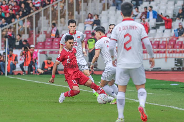 Bek sayap kiri timnas Indonesia, Pratama Arhan (tengah), sedang menguasai bola dan dijaga ketat oleh sejumlah pemain timnas Vietnam diantaranya Nguyen Tien Linh (kiri) dalam laga leg pertama semifinal Piala AFF 2022 di Stadion Gelora Bung Karno, Senayan, Jakarta, 6 Januari 2023.