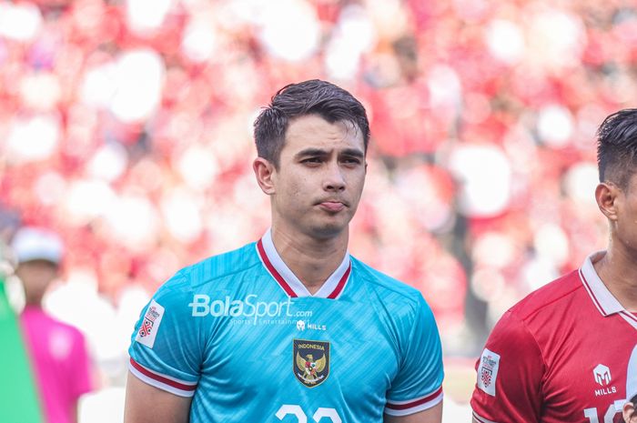 Kiper timnas Indonesia, Nadeo Argawinata, saat sedang berbaris jelang bertanding dalam laga leg pertama semifinal Piala AFF 2022 di Stadion Gelora Bung Karno, Senayan, Jakarta, 6 Januari 2023.