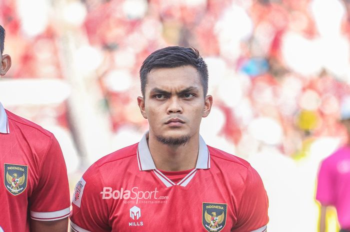 Pemain timnas Indonesia, Rachmat Irianto, saat sedang berbaris jelang bertanding dalam laga leg pertama semifinal Piala AFF 2022 di Stadion Gelora Bung Karno, Senayan, Jakarta, 6 Januari 2023.