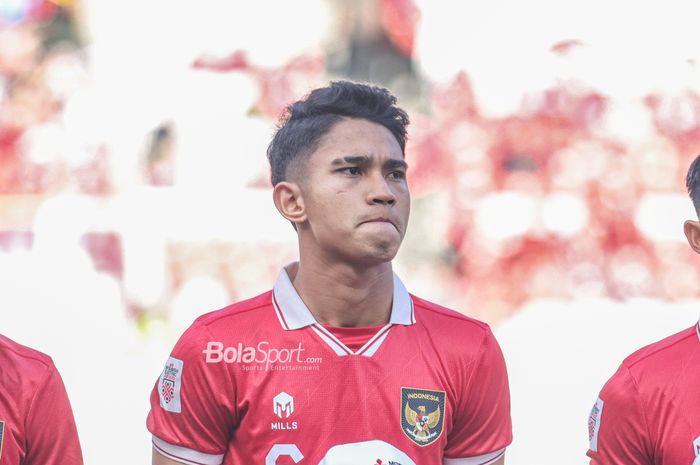 Gelandang timnas Indonesia, Marselino Ferdinan, saat sedang berbaris jelang bertanding dalam laga leg pertama semifinal Piala AFF 2022 di Stadion Gelora Bung Karno, Senayan, Jakarta, 6 Januari 2023.