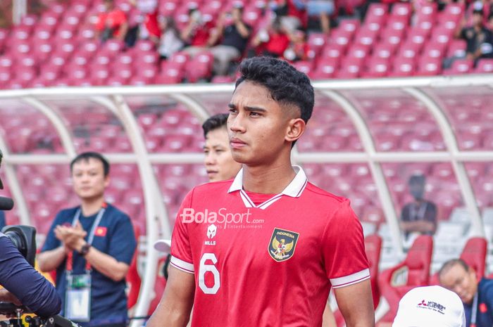 Gelandang timnas Indonesia, Marselino Ferdinan, sedang memasuki lapangan jelang bertanding dalam laga leg pertama semifinal Piala AFF 2022 di Stadion Gelora Bung Karno, Senayan, Jakarta, 6 Januari 2023.