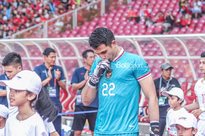 Kiper timnas Indonesia, Nadeo Argawinata, tampak sedang mencium lambang garuda saat memasuki lapangan jelang bertanding dalam laga leg pertama semifinal Piala AFF 2022 di Stadion Gelora Bung Karno, Senayan, Jakarta, 6 Januari 2023.