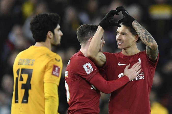 Striker Liverpool, Darwin Nunez (kanan), merayakan gol ke gawang Wolverhampton Wanderers dalam laga babak ketiga Piala FA di Stadion Anfield, Sabtu (7/1/2023).