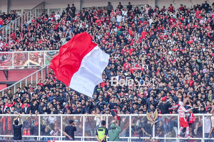 Aksi suporter timnas Indonesia (pendukung timnas Indonesia) dalam laga leg pertama semifinal Piala AFF 2022 di Stadion Gelora Bung Karno, Senayan, Jakarta, 6 Januari 2023.