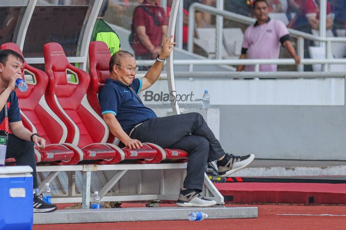 Pelatih timnas Vietnam, Park Hang-seo, tampak sedang duduk santai memantau para pemainnya   dalam laga leg pertama semifinal Piala AFF 2022 di Stadion Gelora Bung Karno, Senayan, Jakarta, 6 Januari 2023.